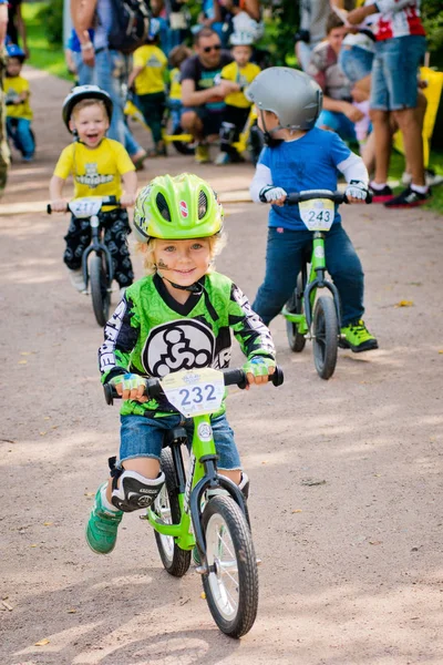Rusya. Moskova. Vorontsovsky Park 21 Ağustos tarihinde. Yolgezer yavrusu 2016. Denge bisiklet yarış