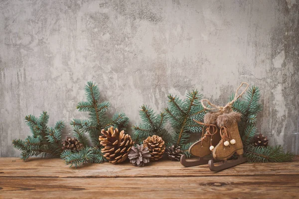 Árbol de Navidad contra muro de hormigón — Foto de Stock