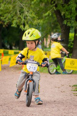 Rusya. Moskova. Vorontsovsky Park 21 Ağustos tarihinde. Yolgezer yavrusu 2016. Denge bisiklet yarış