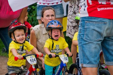 Rusya. Moskova. Vorontsovsky Park 21 Ağustos tarihinde. Yolgezer yavrusu 2016. Denge bisiklet yarış