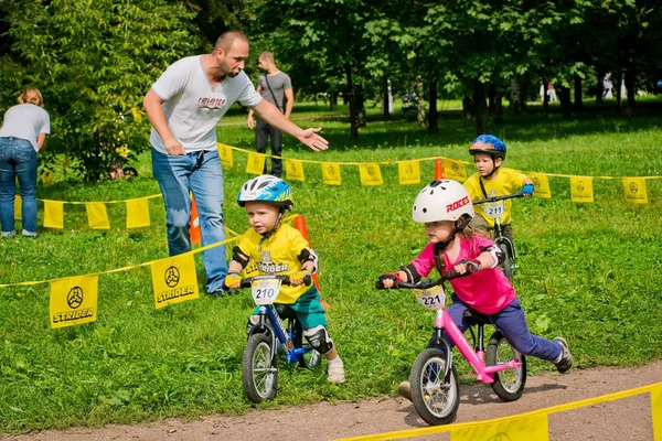 Russia. Moscow. Vorontsovsky Park on the 21st of August. STRIDER CUB 2016. Racing on the balance bike — Stock Photo, Image