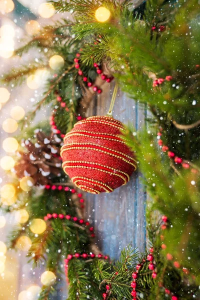 A grinalda de Ano Novo de abeto e decorações de Natal — Fotografia de Stock