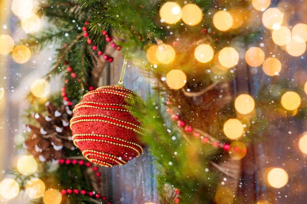 A grinalda de Ano Novo de abeto e decorações de Natal — Fotografia de Stock