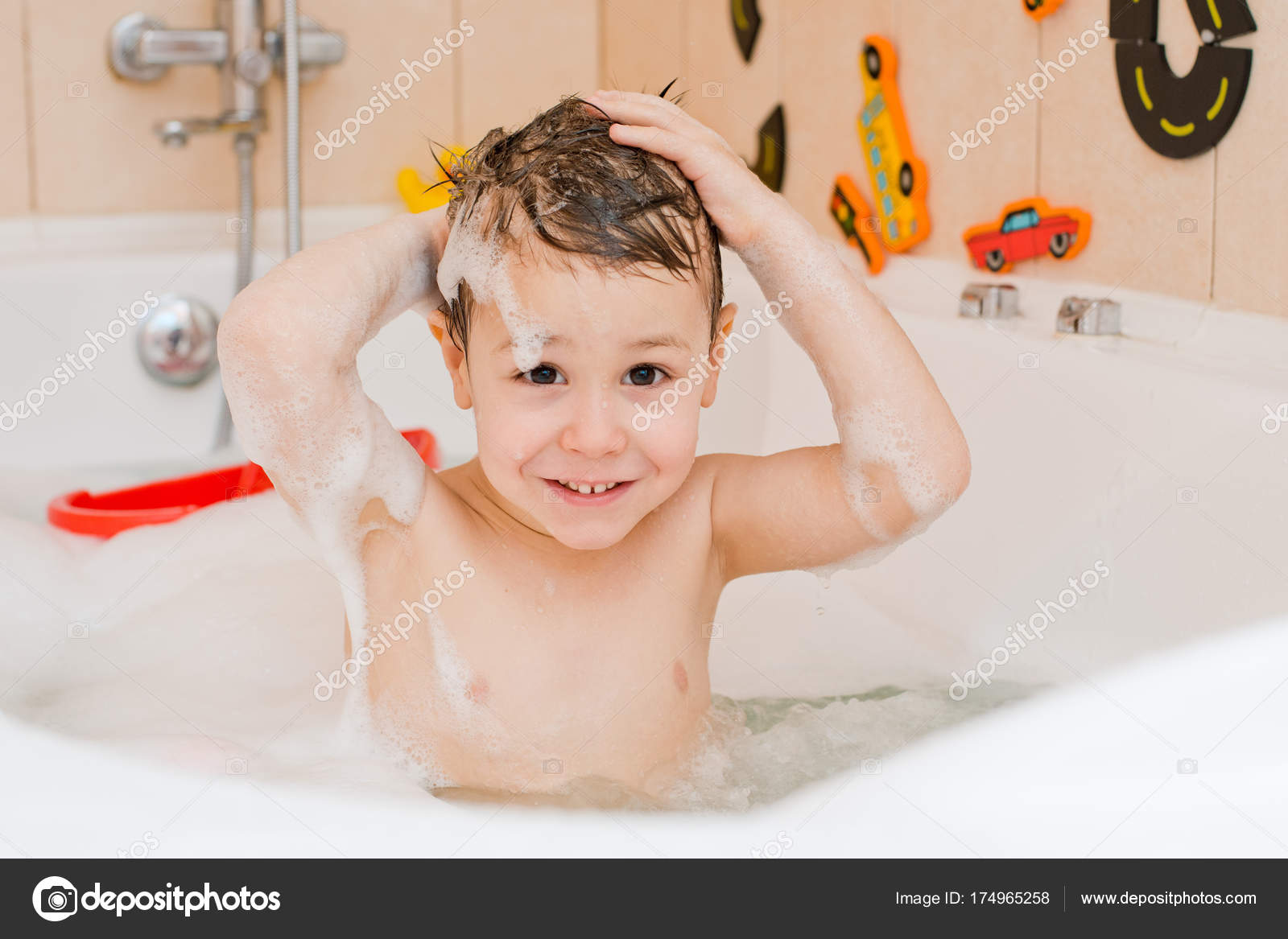 Enfant Se Baignant Douche De Bébé Portrait D'enfant Se Baignant Dans Un  Bain Avec De La Mousse