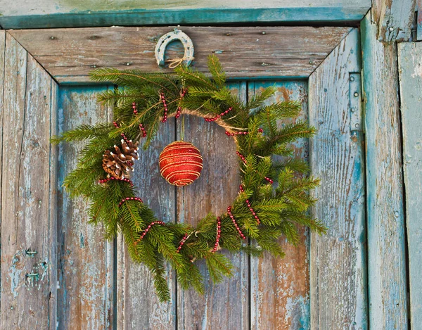 Corona de Año Nuevo de abeto y decoraciones de Navidad — Foto de Stock