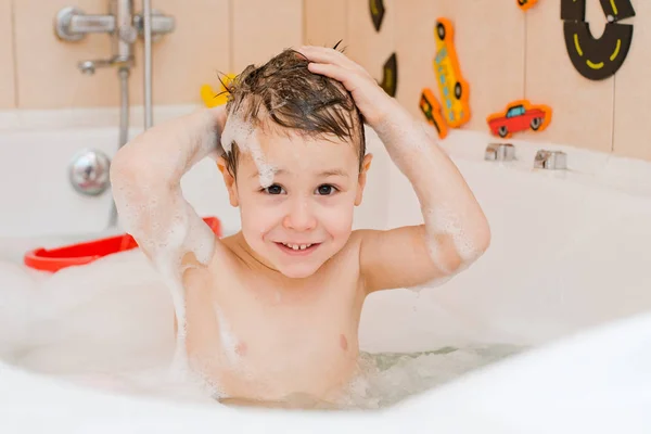 Un niño tomando un baño con espuma — Foto de Stock