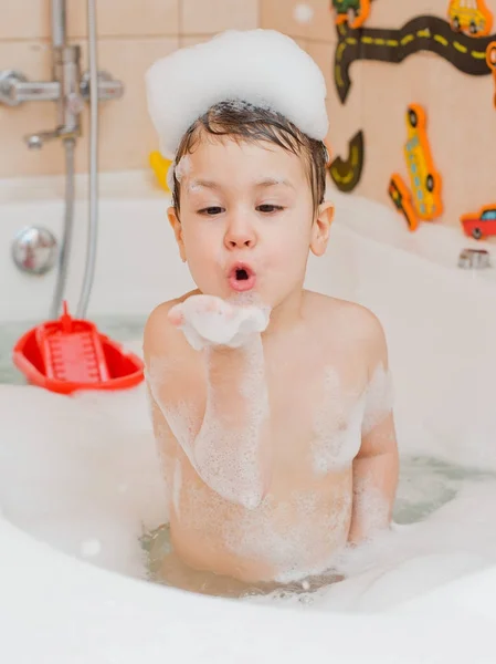 Un niño tomando un baño con espuma — Foto de Stock