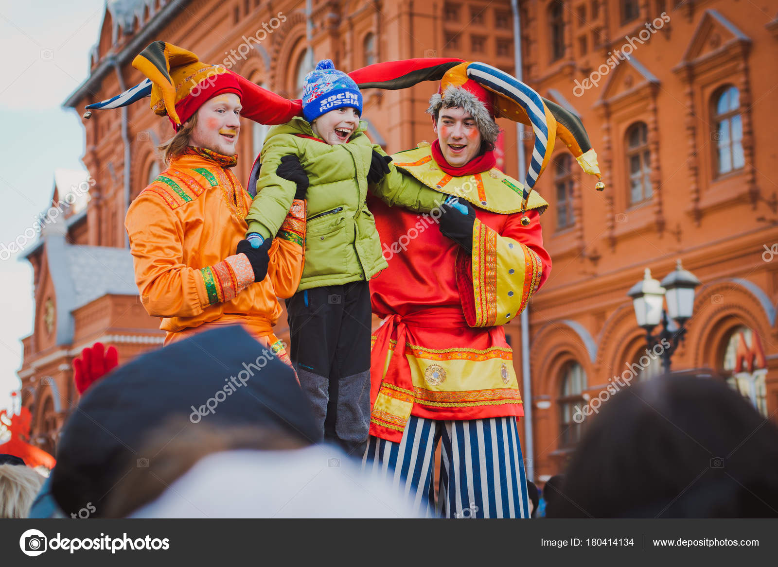 俄罗斯。莫斯科红场2017年2月26日。嘉年华马斯莱尼察桥—— 库存社论照片© Shangarey #180414134