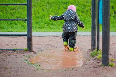 Çocuk su birikintileri gidiyor