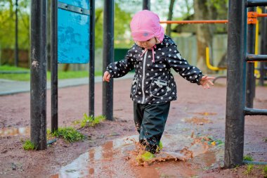 Çocuk su birikintileri gidiyor