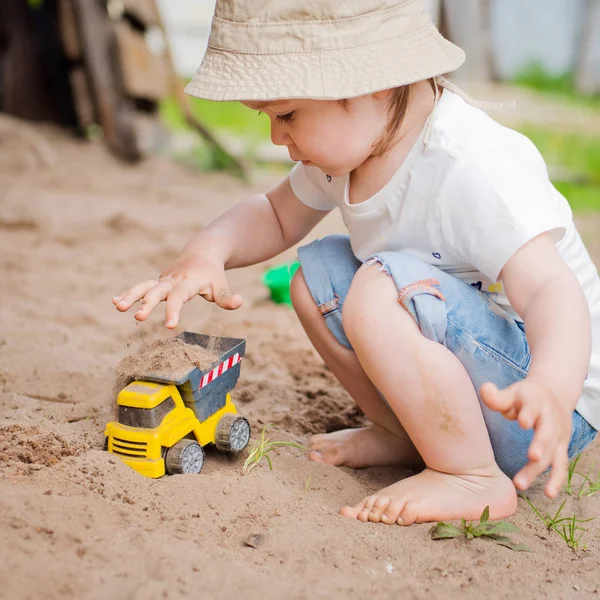 Kind im Garten — Stockfoto