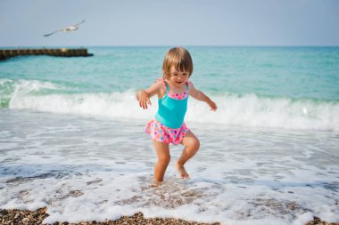 Çocuk oyun ve sıçraması denizin içinde