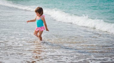 Çocuk oyun ve sıçraması denizin içinde