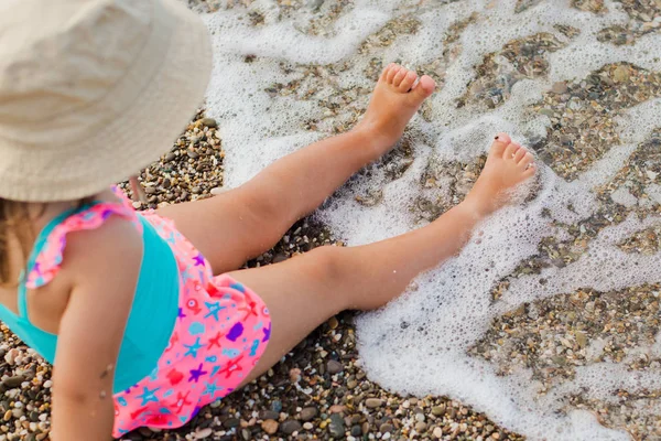 Dla dzieci nogi w morzu — Zdjęcie stockowe
