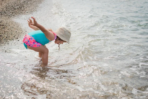 Kind aan zee spelen — Stockfoto