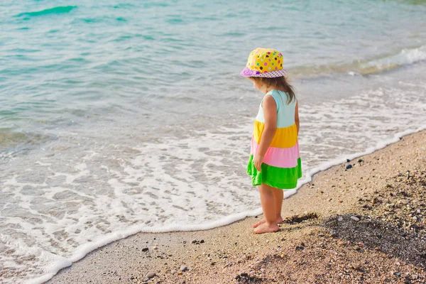 Kind spelen op het strand — Stockfoto