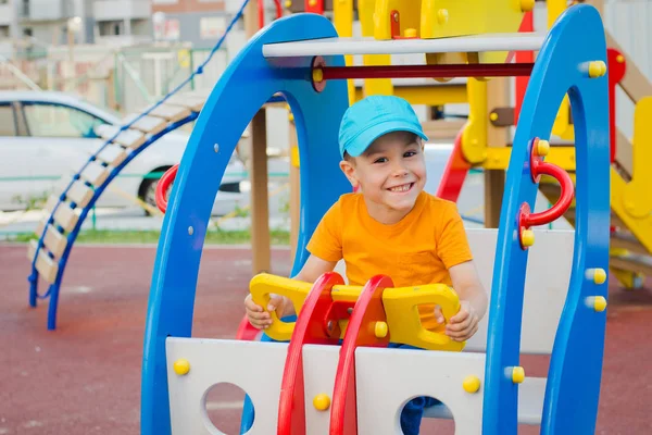 Niño en el patio al aire libre — Foto de Stock