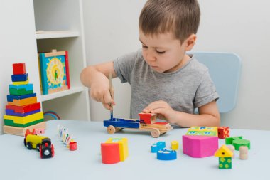 Bir çocuğun elleri ahşap bir makine boya