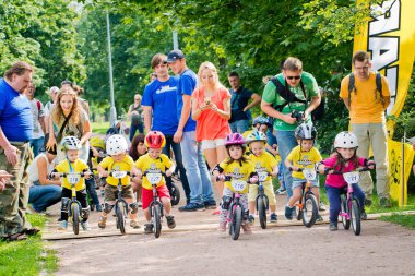 Rusya. Moskova. Vorontsovsky Park 21 Ağustos tarihinde. Yolgezer yavrusu 2016. Denge bisiklet yarış