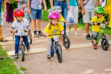 Rusya. Moskova. Vorontsovsky Park 21 Ağustos tarihinde. Yolgezer yavrusu 2016. Denge bisiklet yarış