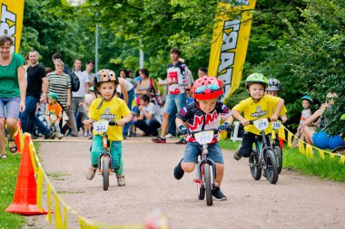 Rusya. Moskova. Vorontsovsky Park 21 Ağustos tarihinde. Yolgezer yavrusu 2016. Denge bisiklet yarış