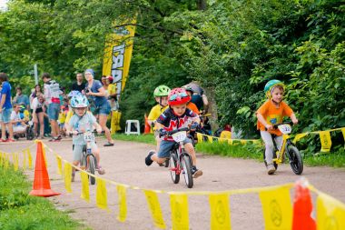 Rusya. Moskova. Vorontsovsky Park 21 Ağustos tarihinde. Yolgezer yavrusu 2016. Denge bisiklet yarış