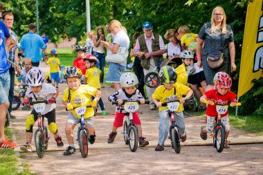 Rusya. Moskova. Vorontsovsky Park 21 Ağustos tarihinde. Yolgezer yavrusu 2016. Denge bisiklet yarış