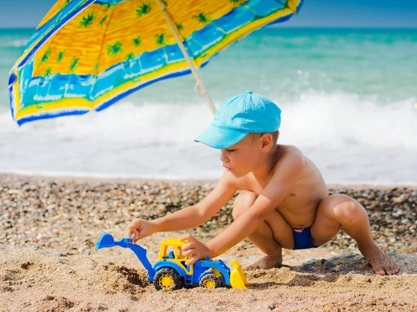 Dziecko gry na plaży z piaskiem — Zdjęcie stockowe