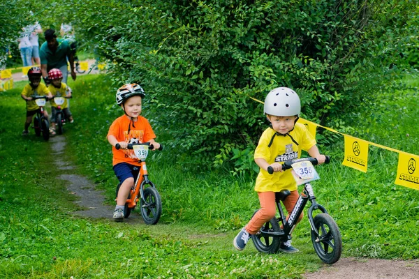 Russia. Moscow. Vorontsovsky Park on the 21st of August. STRIDER CUB 2016. Racing on the balance bike — Stock Photo, Image