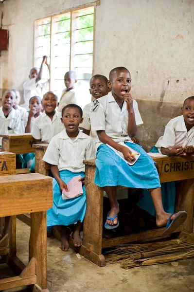 Afrykańskie Dzieci Szkole Biurka Klasie Kenia — Zdjęcie stockowe