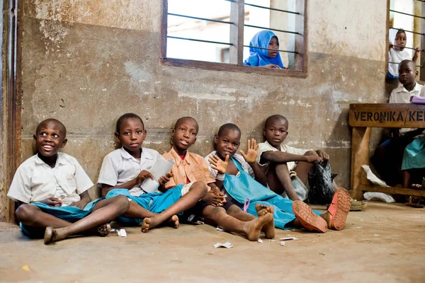 Kenia Mombasa Stycznia 2012 Afrykańskich Dzieci Szkole Biurka Klasie Kenia — Zdjęcie stockowe