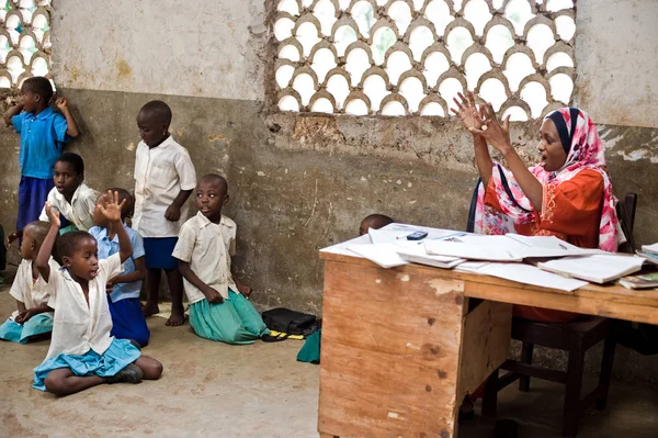 Bambini africani a scuola. Kenya. Mombasa. 25 gennaio 2012 — Foto Stock