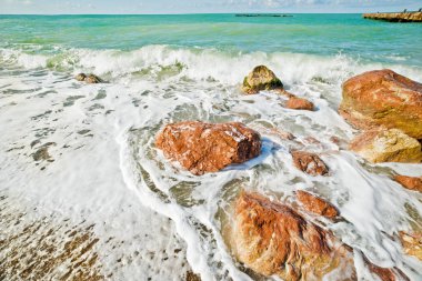 dalgalar ve Kırım'Karadeniz kıyısında taş