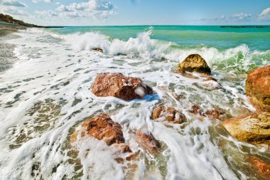 dalgalar ve Kırım'Karadeniz kıyısında taş