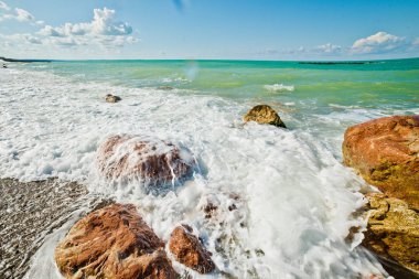 deniz dalgaları ve kayalar