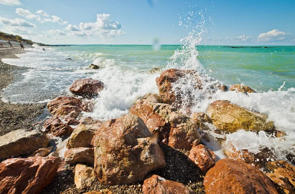 deniz dalgaları ve kayalar