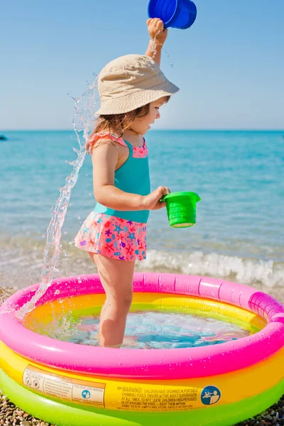 Kind spelen op het strand — Stockfoto