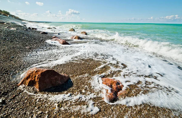 Морські хвилі і скелі — стокове фото