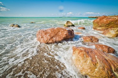 dalgalar ve Kırım'Karadeniz kıyısında taş