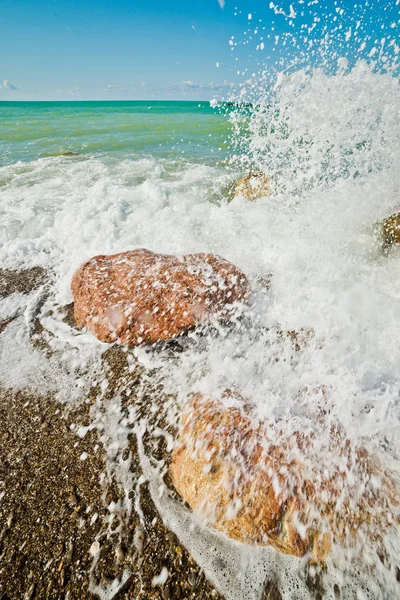 Κύματα Και Πέτρες Στις Ακτές Της Μαύρης Θάλασσας Στην Κριμαία — Φωτογραφία Αρχείου