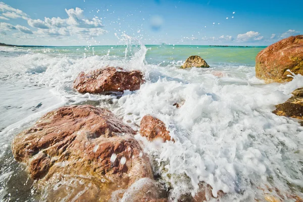 波とクリミア半島の黒海の海岸の石 — ストック写真