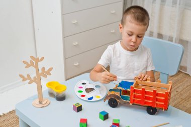 çocuk masa ahşap manken bir kamyonun boyalar