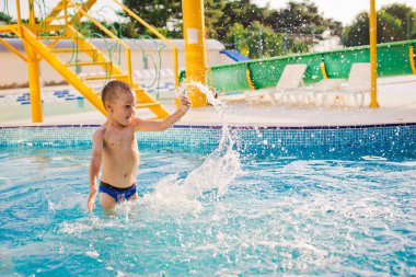 Çocuk spor bir çocuk açık yüzme havuzunda