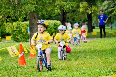 Rusya. Moskova. Vorontsovsky Park 21 Ağustos tarihinde. Yolgezer yavrusu 2016. Bebek denge bisiklet yarış