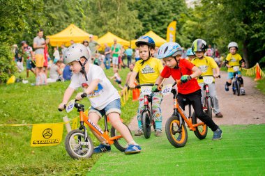 Rusya. Moskova. Vorontsovsky Park 21 Ağustos tarihinde. Yolgezer yavrusu 2016. Bebek denge bisiklet yarış