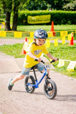 Rusya. Moskova. Vorontsovsky Park 21 Ağustos tarihinde. Yolgezer yavrusu 2016. Bebek denge bisiklet yarış