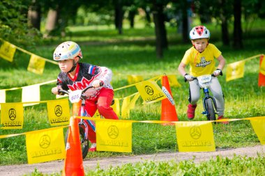 Rusya. Moskova. Vorontsovsky Park 21 Ağustos tarihinde. Yolgezer yavrusu 2016. Bebek denge bisiklet yarış