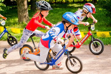Rusya. Moskova. Vorontsovsky Park 21 Ağustos tarihinde. Yolgezer yavrusu 2016. Bebek denge bisiklet yarış