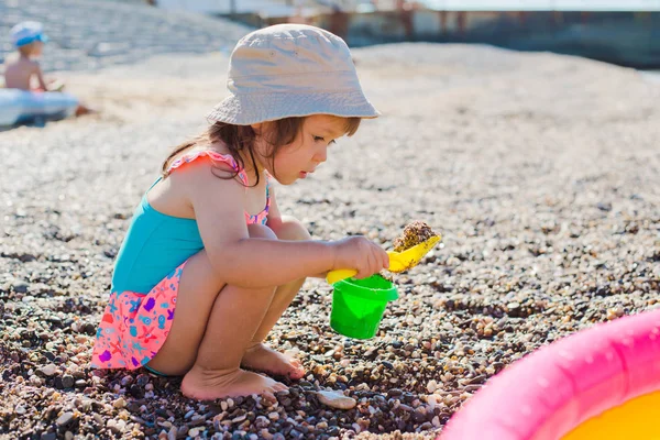 Klein Meisje Badpak Panama Spelen Met Speelgoed Het Strand Zee — Stockfoto