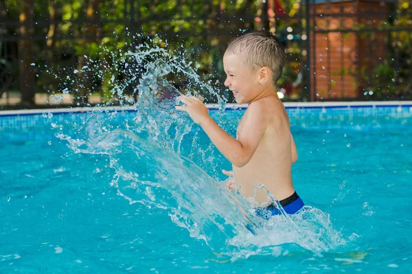 Esportes Infantis Uma Piscina Exterior Infantil — Fotografia de Stock